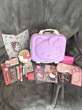🩷Sanrio Hello Kitty Lavender Hard Shell Luggage/Makeup Bag & 20 + Accessories